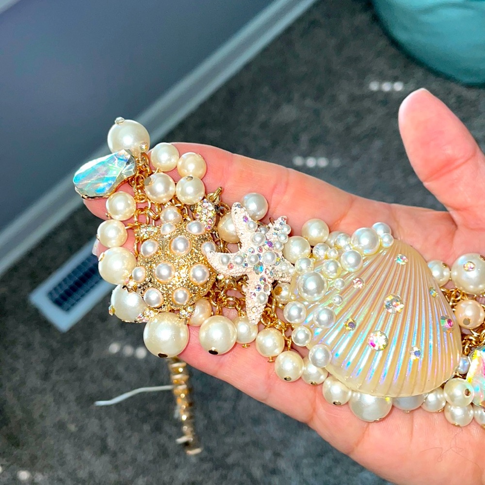 Betsey Johnson SHELL & PEARL IRIDESCENT STATEMENT NECKLACE